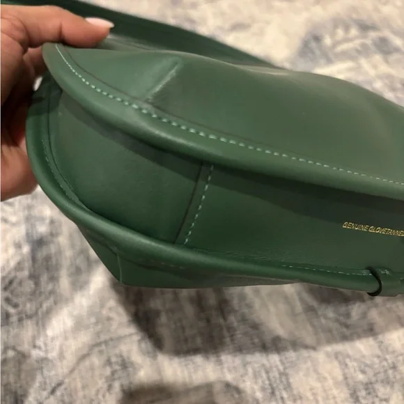 NWOT Coach Hunter Green Curve Zip Bag (with charm) - Picture 10 of 14